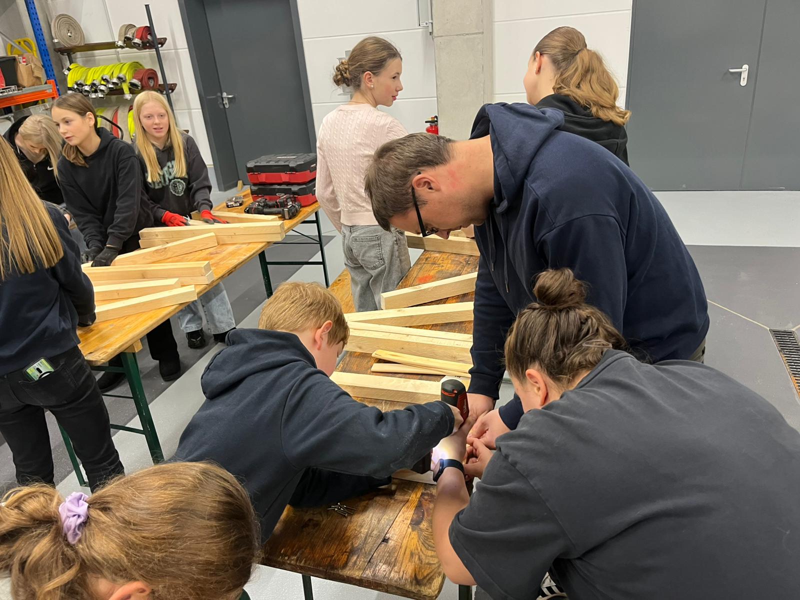 Jugendfeuerwehr%202025-11-17%20St%C3%BChle%20bauen%20%281%29